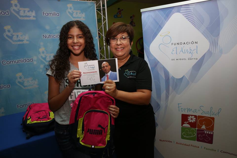 [Comunicado] La Fundación El Ángel de Miguel Cotto junto a la colaboración del cantante Yandel entregan mochilas para el regreso a clases
