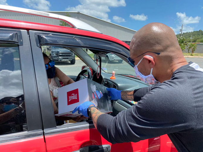 Miguel Cotto reparte almuerzos y equipo deportivo en Caguas