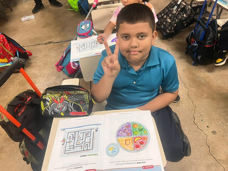 Estudiantes de la Escuela José Gautier Benítez de Mayagüez aprendieron sobre la importancia de porcionar los grupos de alimentos.